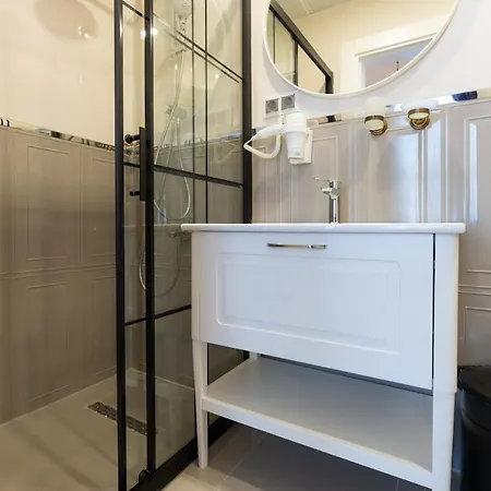 Giges King Boutique *